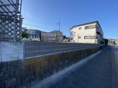 南東側道路からは高さがありますので、歩行者からの目線が気にならずプライベート確保できます！