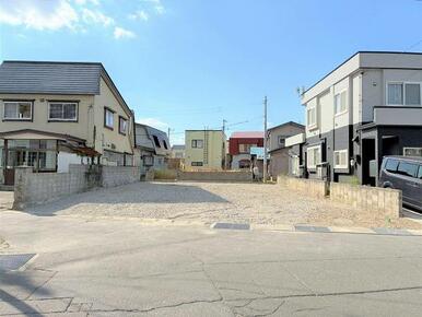 ●通学、買い物、駅が徒歩10分圏内 ●前面道路幅員約7.9～4.0ｍ●流雪溝あり