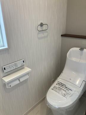 ２階トイレです。窓付きですので、採光もできます。