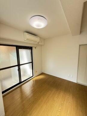 収納箇所が2か所ある洋室です。