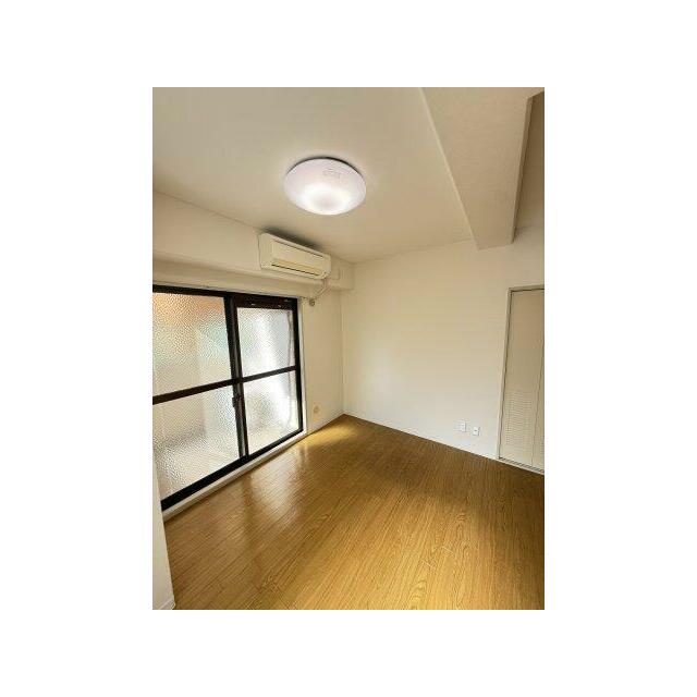 収納箇所が2か所ある洋室です。