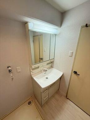 洗面台です。リフォーム見積の提案も可能です。