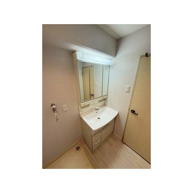 洗面台です。リフォーム見積の提案も可能です。