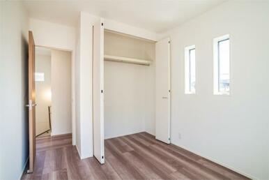 こちらのお部屋にももちろん収納付きです。各部屋に収納が備わっているので、居住スペースを広く使えます。