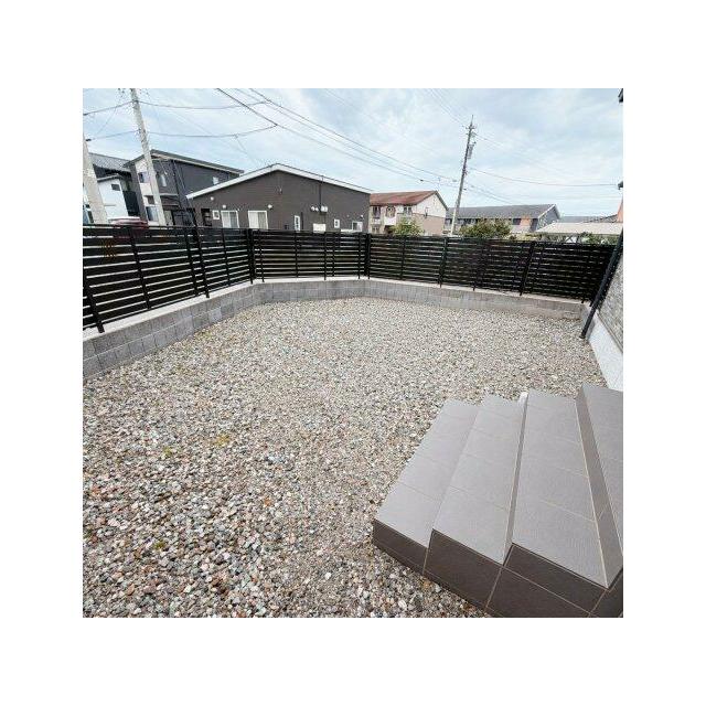庭は砂利敷なので草むしり不要です◎目隠しフェンス付き！