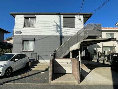 住宅街に立地しており、落ち着いた雰囲気の物件です。