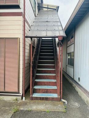駐輪場側階段