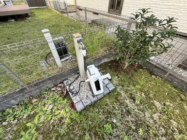 庭に立水栓あり