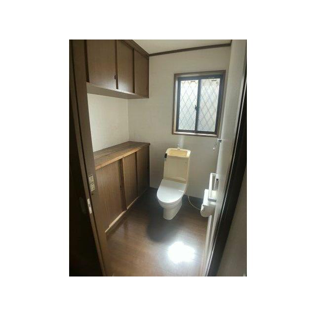 1階トイレは広々です