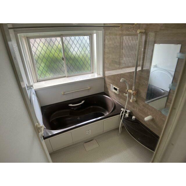 日々の疲れを癒すお風呂付も広々です