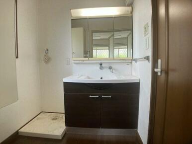 独立洗面台、朝の身支度には欠かせません