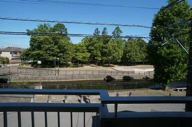 主寝室からの風景。手前の葛西用水路はほぼ流れの無い調整水路の為氾濫の心配がありません。対岸が鷺高第…