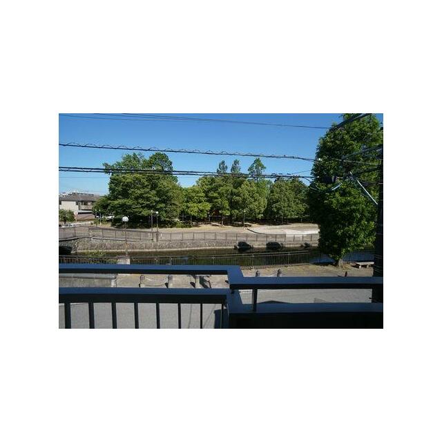 主寝室からの風景。手前の葛西用水路はほぼ流れの無い調整水路の為氾濫の心配がありません。対岸が鷺高第…