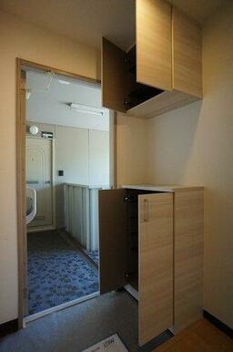 玄関には上下セパレートのシューズＢＯＸを設置しました。ちょっとした小物を飾れるカウンターが嬉しい設…