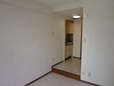 同間取りの別部屋の写真になります。勉強優先。