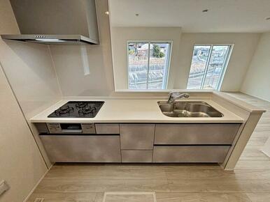 明るく広々としたキッチンです。