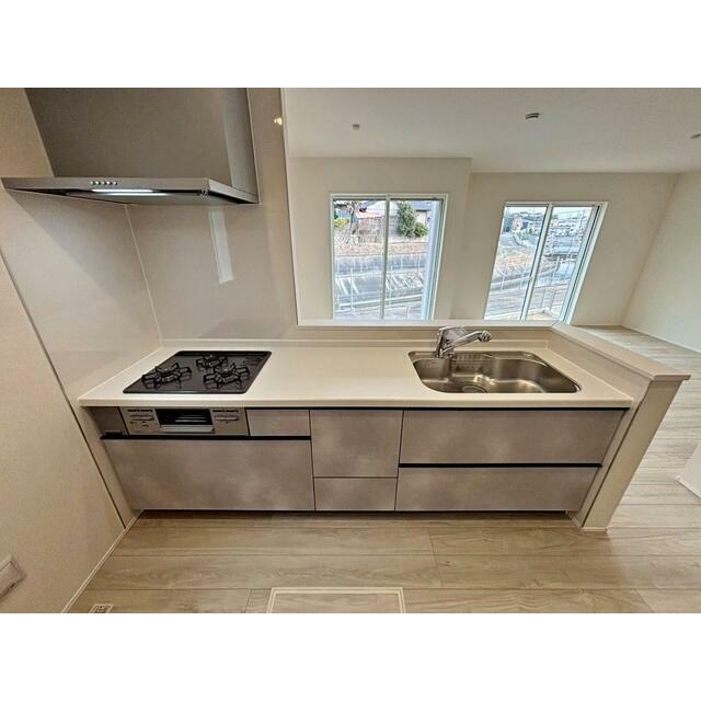 明るく広々としたキッチンです。