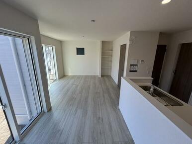 掃き出し窓が２面あり日当たり良好♪