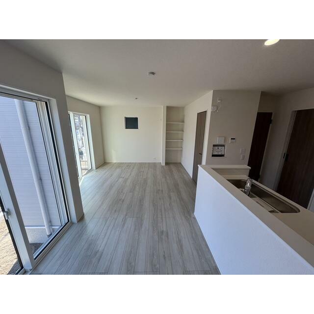 掃き出し窓が２面あり日当たり良好♪