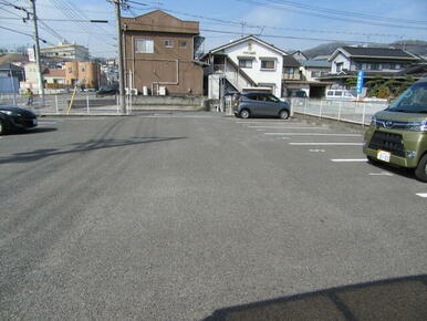 広々とした駐車場