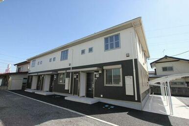 軽量鉄骨造二階建てです。