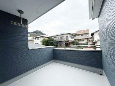 ワイドバルコニーで洗濯物もたくさん干せます。