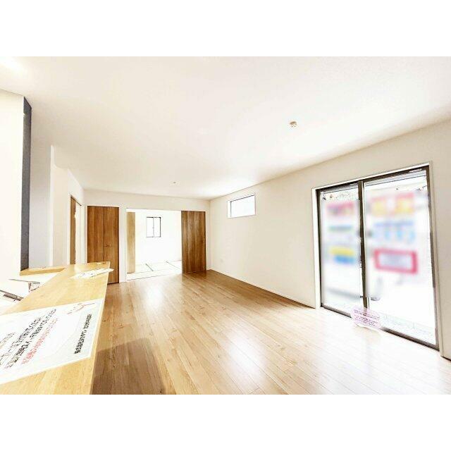 LDKと洋和室を合わせると22.5帖の広々空間に。キッチンでお料理しながらも小さなお子様に目が行き届く間