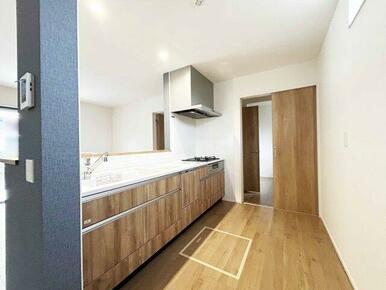 調理がはかどるワイドカウンター、浄水機付シャワー水栓。