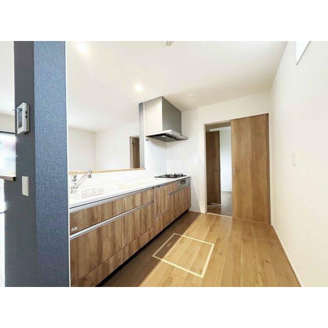 調理がはかどるワイドカウンター、浄水機付シャワー水栓。