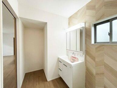 ミラー周りに沢山の工夫。機能性高い三面鏡の洗面台