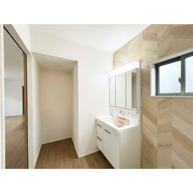 ミラー周りに沢山の工夫。機能性高い三面鏡の洗面台