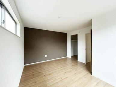 8.2帖の広々とした寝室。家族みんなでおやすみいただけます。