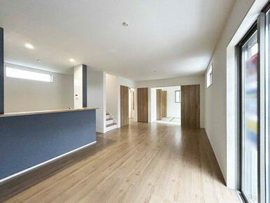 明るく開放感のあるリビング。対面式キッチンは、いつでもご家族を感じられる空間作りの重要ポイントにな