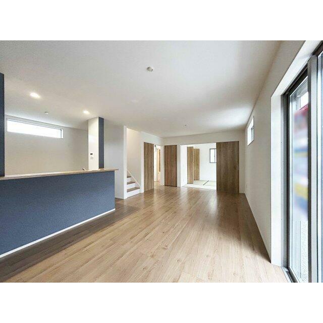 明るく開放感のあるリビング。対面式キッチンは、いつでもご家族を感じられる空間作りの重要ポイントにな