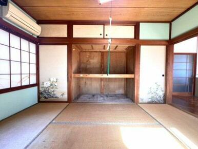 和室ならではの温かな和の空間で寛ぎの時間を過ごせます