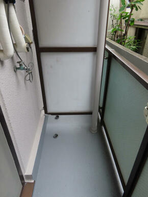 洗濯機置き場は屋根付のバルコニー