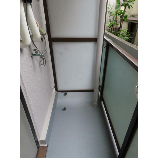 洗濯機置き場は屋根付のバルコニー