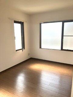 西側の洋室です。窓が多く明るいです。