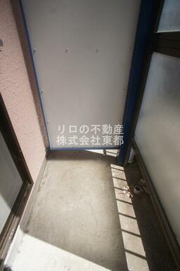 洗濯機置場が室外にあるのでお部屋を広々お使いいただけます。