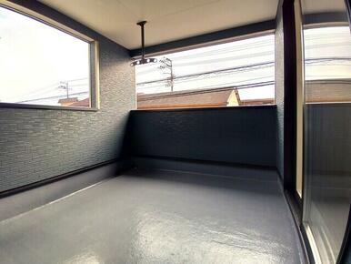 屋根付きバルコニーなので安心ですね