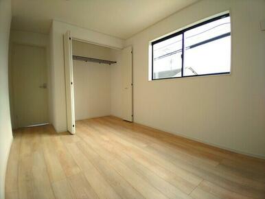 2F洋室　収納も充実しております