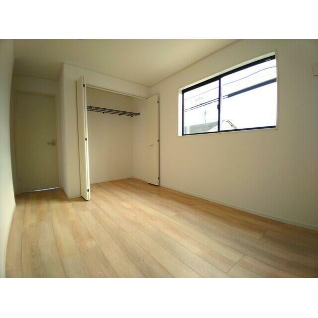 2F洋室　収納も充実しております