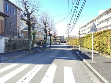 前面道路です。周辺は閑静な一戸建ての住宅街です