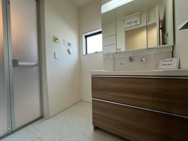 女性のお化粧や男性の身だしなみに洗面台は不可欠（7号棟）