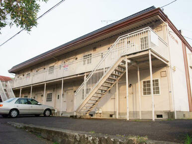 城山の閑静な住宅街にあります