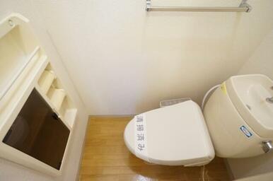 暖房洗浄便座付き　壁面にはツールボックスを設置。トイレットペーパーのストックにも便利です。