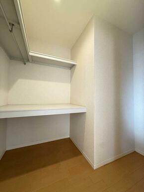 長い丈の衣類もハンガーにかけたまま収納できるハンガーパイプや、衣装ケース収納に便利な中段や、小物収…