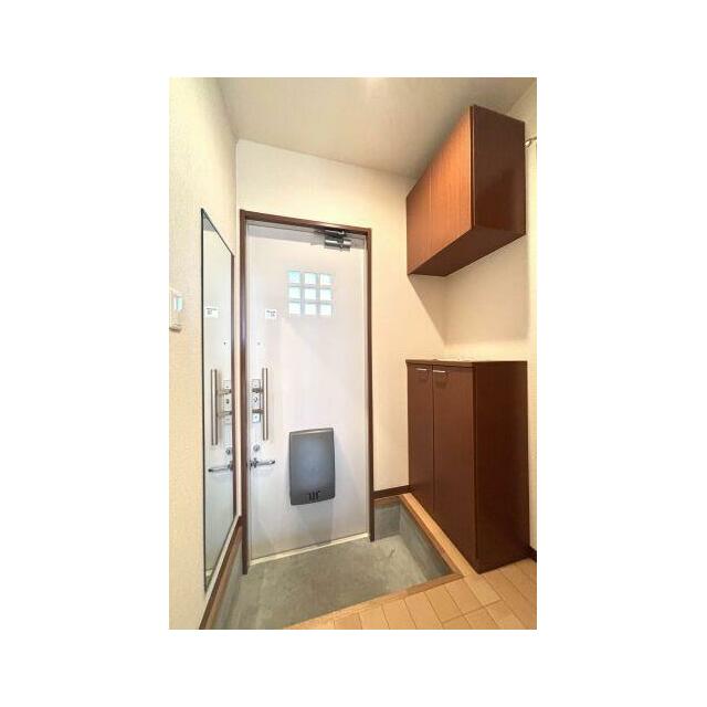 【玄関】シューズＢＯＸは可動式の棚になっており、収納するものの高さに合わせて調整できます◎