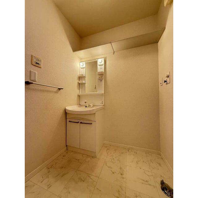 鏡の両脇に収納スペースを確保した洗髪洗面化粧台は、水栓がリフトアップするので洗髪もラクラク♪上部に…