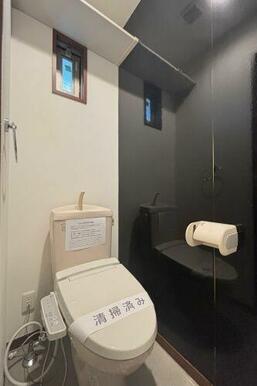 【トイレ】温水洗浄便座つきです☆上部には棚板があります♪